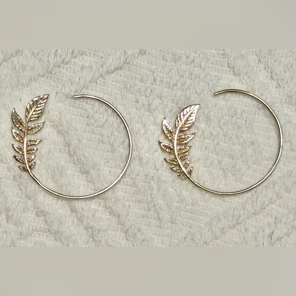 Earrings - sterling silver olive leaf 1” hoops - pre-loved - no discoloration - Picture 6 of 10